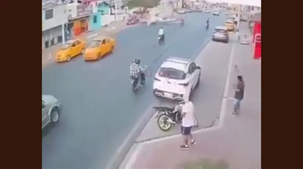 فیلم صحنه مرگ 2 خانم خلبان در سقوط هواپیمایشان وسط شهر 