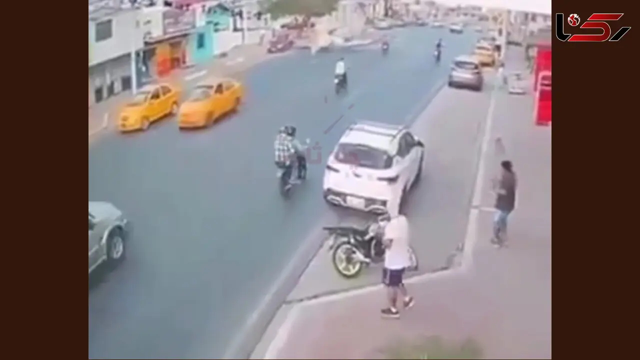 فیلم صحنه مرگ 2 خانم خلبان در سقوط هواپیمایشان وسط شهر 