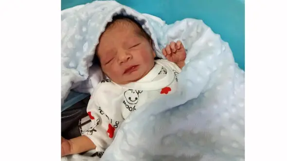 پلیس فرشته نجات نوزاد و زن باردار شد / عملیات انسان دوستانه پلیس در برف و یخبندان