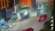 راننده خواب آلود کامیون از روی عابران پیاده رد شد! +فیلم
