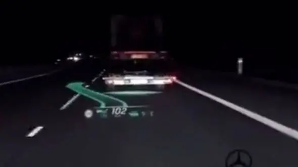 امکان سبقت راننده مرسدس بنز در شب + فیلم