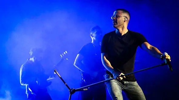 سیروان خسروی در کنسرت شب گذشته اش اجازه نداشت یک قطعه را اجرا کند +عکس