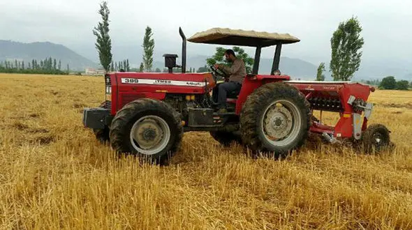 تحویل 11 هزار و 400 دستگاه انواع تراکتور به کشاورزان در شش ماهه نخست امسال