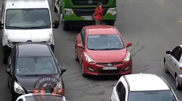 ببینید / عابر حواس پرت زیر چرخ‌های کامیون رفت