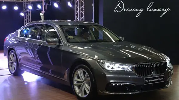 هجوم پلیس به دفتر BMW / دستکاری در نتیجه آزمایش آلایندگی 11 میلیون خودرو