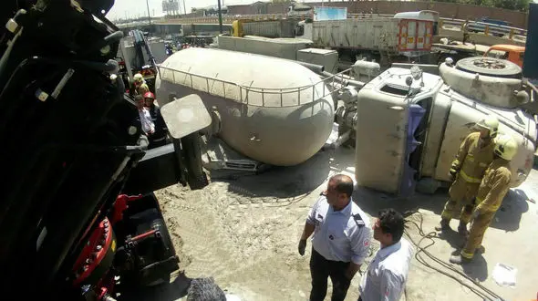 عکس عجیب پرس شدن پراید زیر تانکر سیمان/راننده له شد+ عکس 