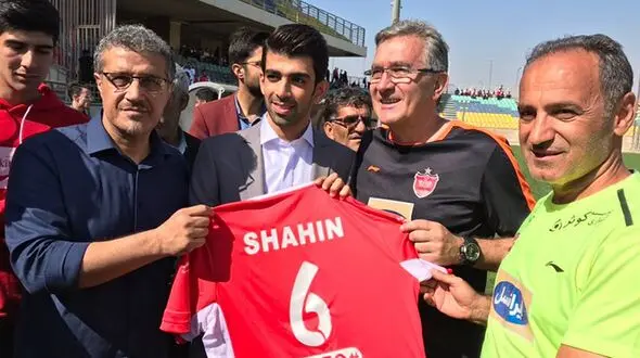 اهدای پیراهن پرسپولیس به شاهین ایزدیار توسط برانکو ایوانکوویچ