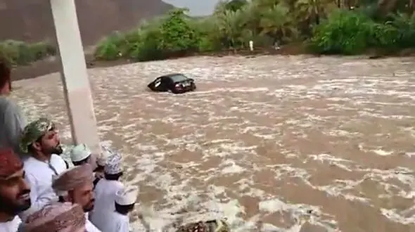 سیل مراسم تدفین را برهم زد می کند + فیلم