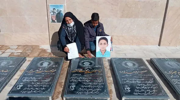 نوحه های جانسوز  مادر شهید 15 ساله مراسم تشییع سردار سلیمانی / آن روز چه شد؟! + فیلم اختصاصی