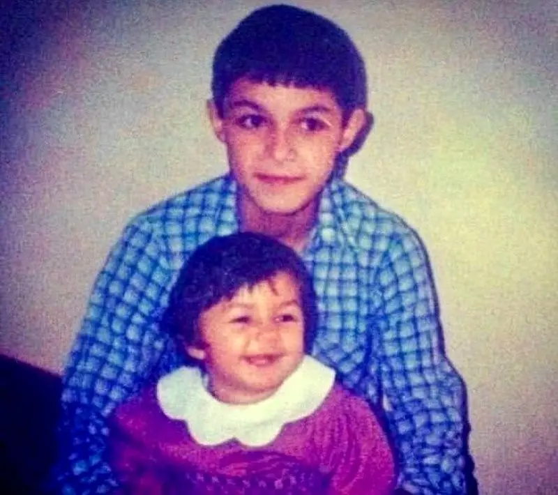 کودکی رامین پرچمی در کنار خواهرش