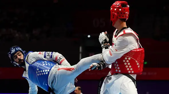 مهران برخورداری با اخطار بیشتر به فینال نرسید/ مبارزه تماشایی با قهرمان تکواندو جهان + فیلم