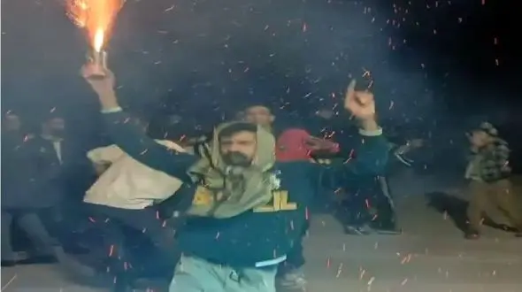 فیلم آواز باشکوه آقاهه جوگیر آبشار چهارشنبه سوری رو میقاپه باهاش میرقصه کسی برگش نموند