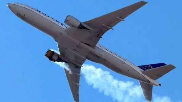 لحظه انفجار موتور هواپیمای مسافربری در آسمان نیجریه + فیلم