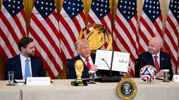 هشدار جنجالی معاون ترامپ: تماشاگران بعد از جام جهانی باید به خانه برگردند