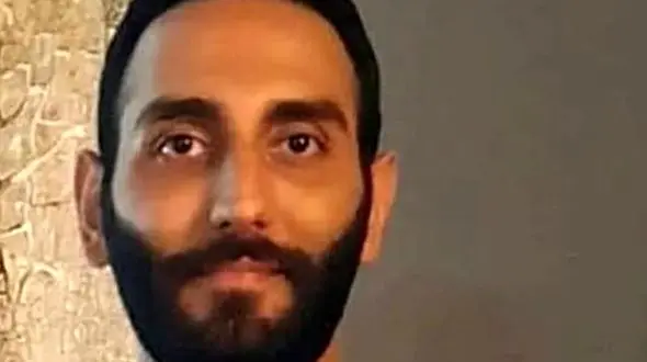 حضور احساسی «فرهاد پسر مهران مدیری» در مراسم خاکسپاری عارف لرستانی؛ سال 96