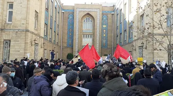 مردم و دانشجویان: ظریف بابت اظهاراتش عذرخواهی کند + فیلم