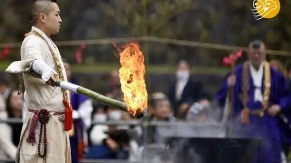 راه رفتن با پای برهنه روی زغال آتشین+تصاویر
