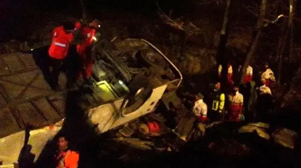 واژگونی مرگبار اتوبوس در سوادکوه / مادر باردار و 6 کودک در بین 18 کشته حادثه + عکس