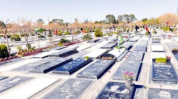 3 نوشته سنگ قبر عجیب و وحشتناک 3 زن در قبرستان 