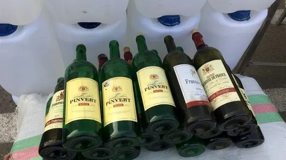 کشف ۳۳۰ هزار لیتر مشروبات الکلی در جنوب تهران + عکس