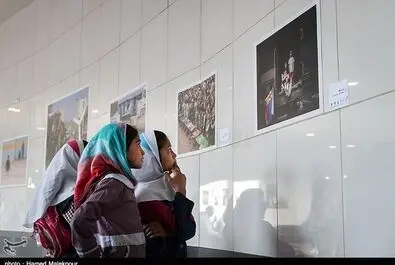  افتتاح نمایشگاه عکس "خانه‌ای که سیل برد، مهری که سیل آورد" در ایوان انتظار میدان ولیعصر(عج) 