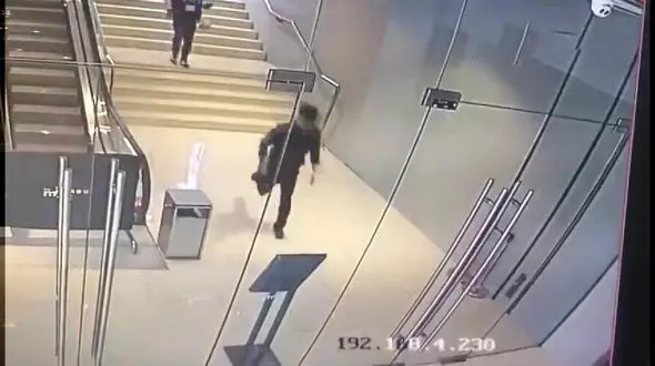 عاقبت بی‌دقتی هنگام عبور از درب شیشه‌ای + فیلم