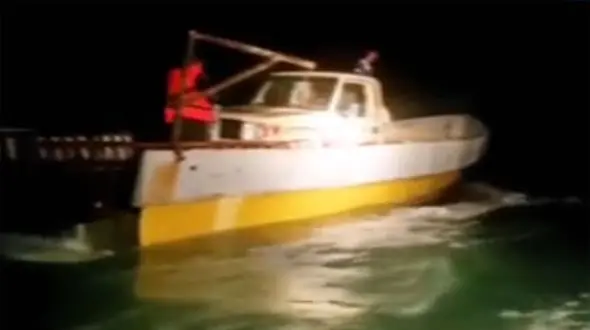 فیلم کشف خودروی قاچاق روی دریا در هرمزگان / ببینید