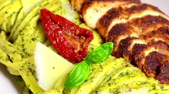 طرز تهیه پاستا با سس پستو همراه با سینه مرغ + فیلم