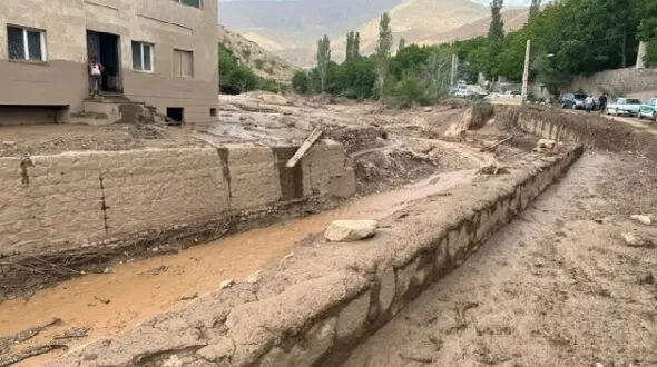 مفقودی بیش از ۲۰ خودرو در سیل رودهن 