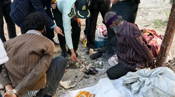 تصاویر نامتعارف از مصرف شیشه حین دستگیری در حضور پلیس تهران! 