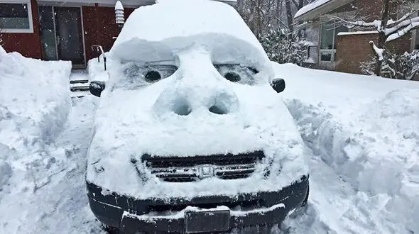 در هوای برفی چگونه شیشه یخ زده ماشین خود را پاک کنیم؟