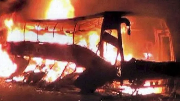 فیلم لحظه آتش گرفتن اتوبوس با ۵۲ مسافر / همه زنده زنده سوختند!+ فیلم و عکس