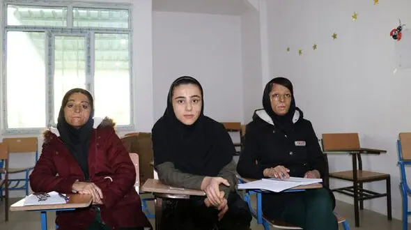 جدیدترین عکس ها  از دختران شین آبادی که هنوز در آتش مدرسه می‌سوزند 