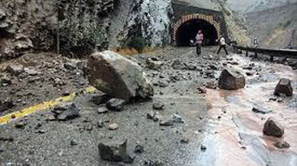 احتمال ریزش سنگ از کوه در جاده‌ های هراز و چالوس 
