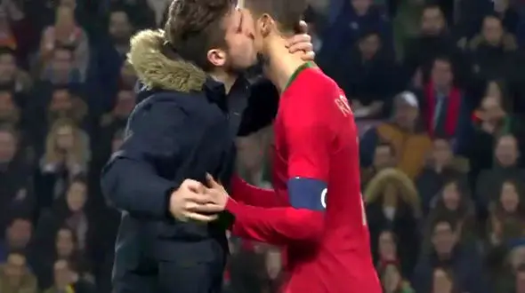 3 هوادار رونالدوی عصبانی با بوسه هایشان محاصره کردند + فیلم و عکس