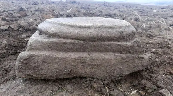 کشف 3 سرستون تاریخی درمزرعه مرد کرمانشاهی !