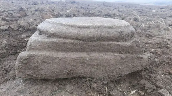 کشف 3 سرستون تاریخی درمزرعه مرد کرمانشاهی !