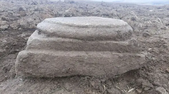 کشف 3 سرستون تاریخی درمزرعه مرد کرمانشاهی !