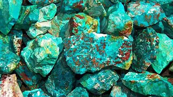 سرقت  یک تن سنگ فیروزه از یک معدن در تهران / تونل پنهانی به معدن زده بودند!