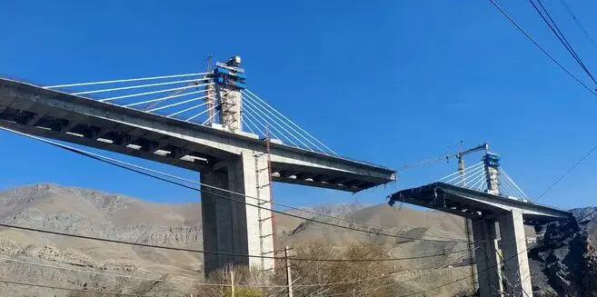 فیلم لحظه بمباران پل B1 کرج در زمان حضور گزارشگران