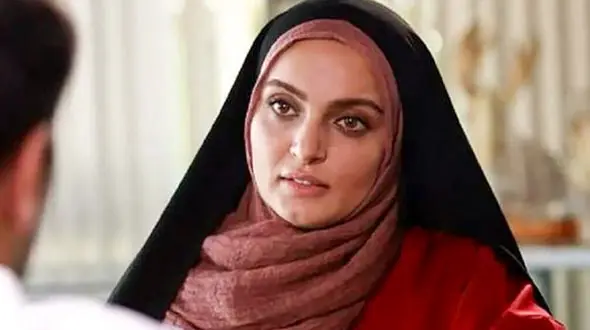 نگاهی به چیدمان جذاب و دلبرانه خانه نیلوفر پارسا بازیگر سریال آوای باران / از خوشرنگیدنج ترین بخش خانه اش تا میلمان و فرش اصیل ایرانی + فیلم و عکس