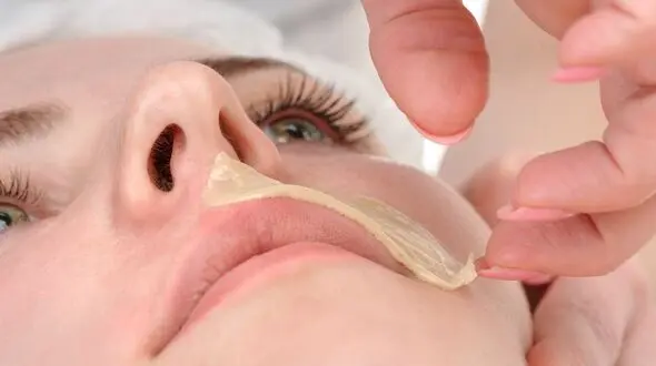 چرا موهای زائد در صورت رشد می کنند؟