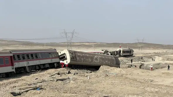 فیلم واژگونی ده ها واگن قطار در پی وزش باد 60 مایلی