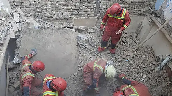 فیلم لحظه نجات معجزه آسای کودک خردسال از زیر آوار