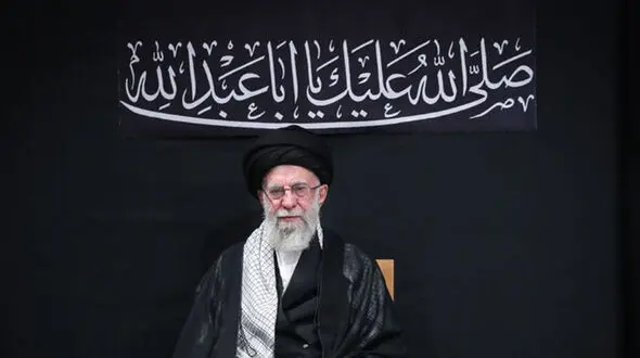 عکس پر معنای سید علی خمینی با رهبر انقلاب 