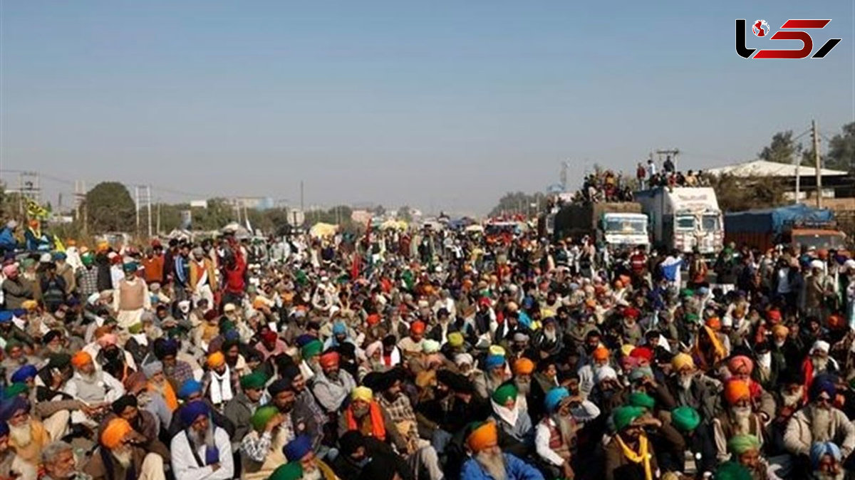  Thousands of Protesting Indian Farmers, Police Face-Off at New Delhi Border 