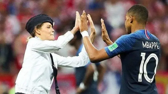 مجازات برای اخلالگرانی که فینال جام جهانی را در زمین به هم ریختند! +عکس ها