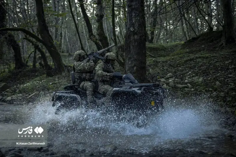 تمرین و آموزش های تخصصی رزم در جنگل توسط بسیجیان یگان ویژه فاتحین تهران بزرگ در جنگل‌های شمال کشور