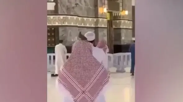 صحنه زیبا از نشستن یک کبوتر روی سر نمازگزار در مکه + فیلم