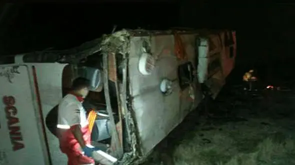 تصاویر سقوط اتوبوس به دره در جاده یاسوج / 2 مسافر نوروزی کشته و 9 تن زخمی 